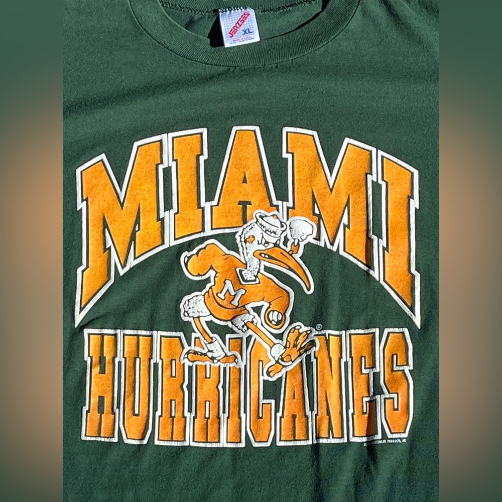 MIAMI HURRICANES VINTAGE Tee Size XL Super Nice Old School puffy print SS sleeve